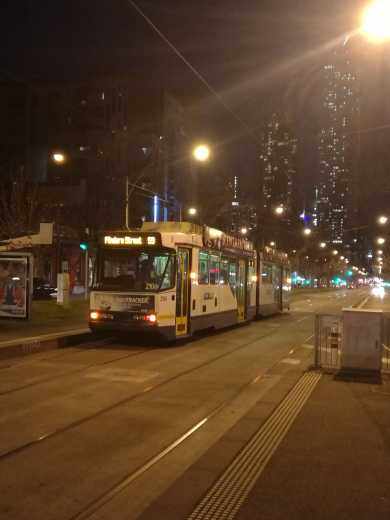 市区内公共交通基本靠tram或者metro，很多tram都是通宵的，而且CBD内的tram都是免费的