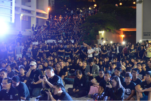 四千港大师生校内静坐拒绝政治干预大学自主，图片来自网络，出自大学报 