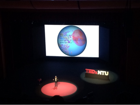 这是去年TEDxNTU，许多大牛来学校演讲，非常震撼